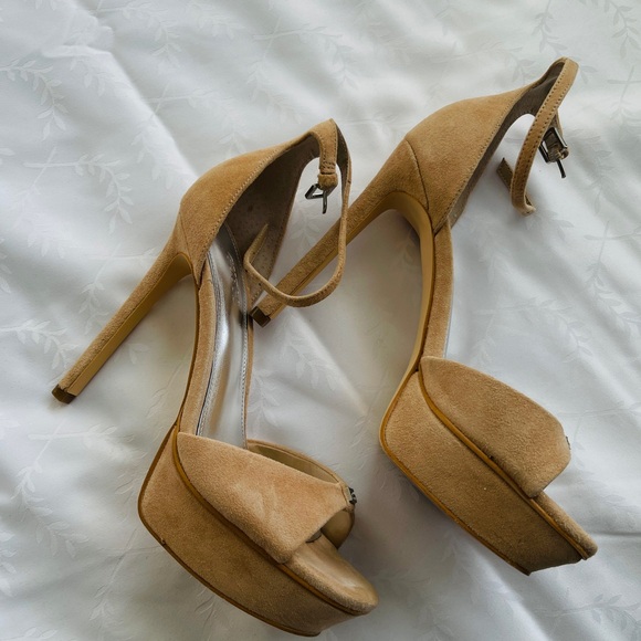 Guess 4in high heels suede beige used once very good condition - Picture 5 of 6
